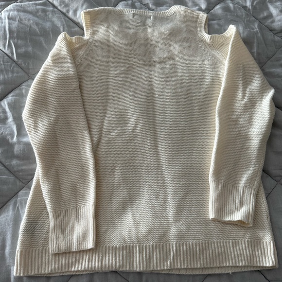 Cold shoulder tunic sweater - Picture 2 of 2